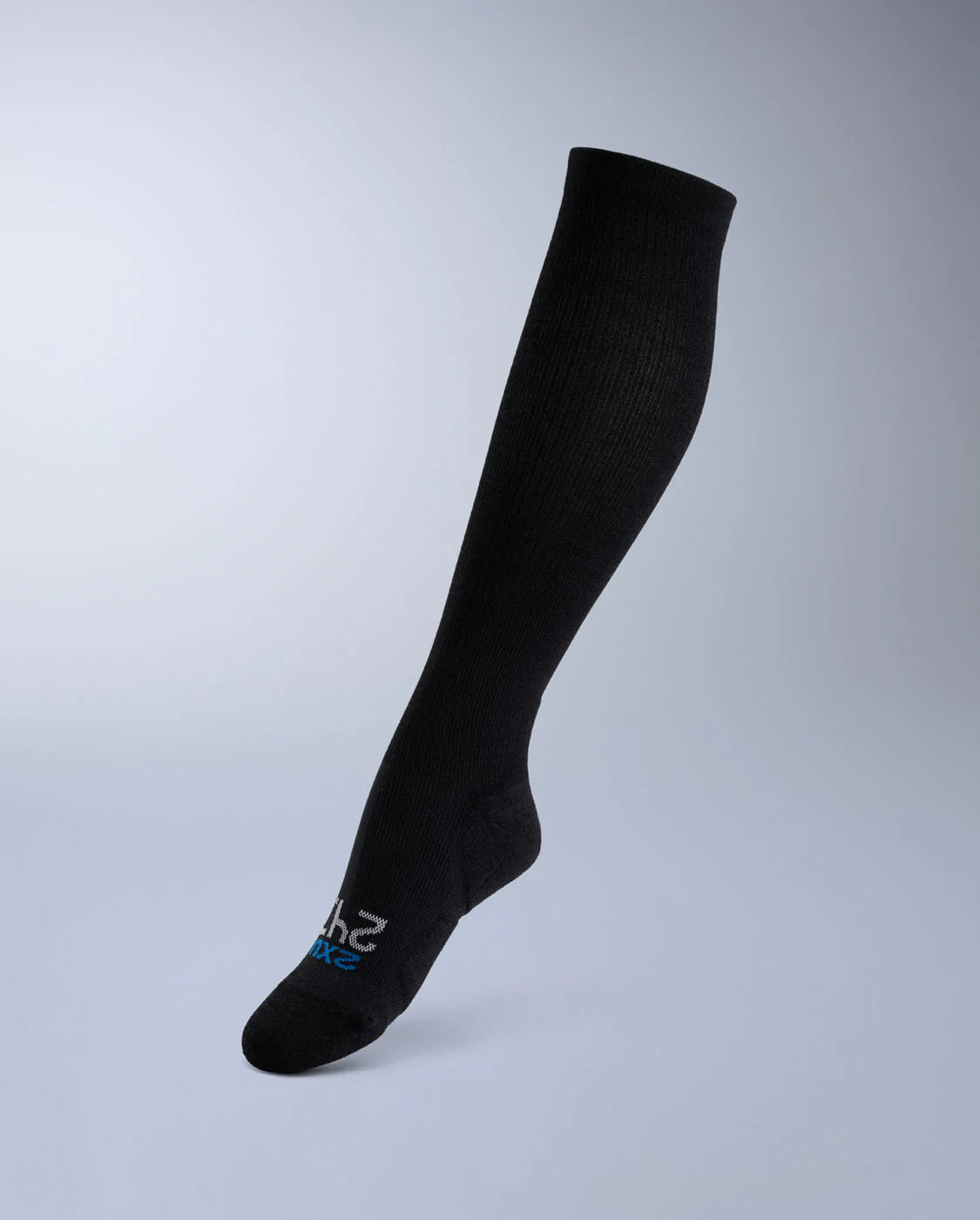 Side view of black 2XU Bamboo Graduated Compression knee high Socks featuring moderate 20-23 mmHg support.
