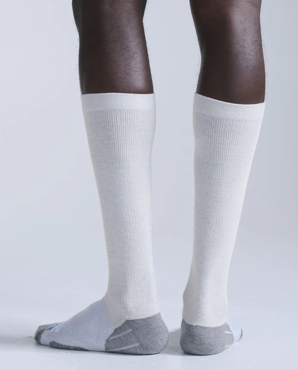 Close-up of the non-slip top cuff on the 2XU 24/7 bamboo knee high compression socks in grey and white.