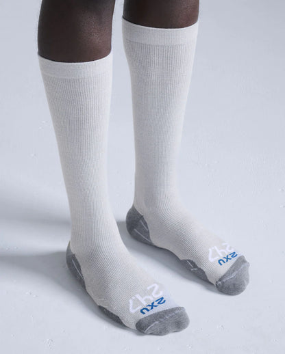 Full-length view of 2XU moderate 20-23 mmHg travel knee high compression socks in a premium grey marle and white bamboo blend.